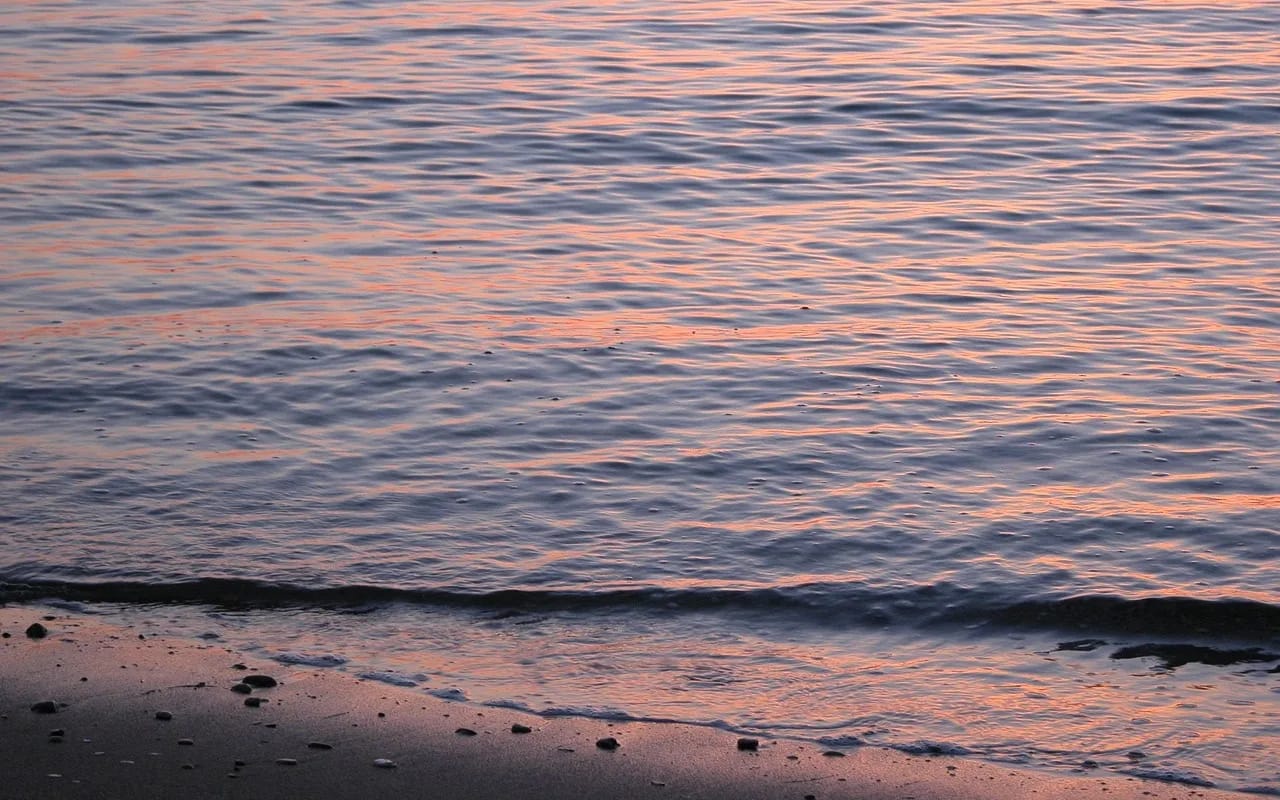 Ruhiges Meer bei Abendlicht als Symbol für die Seebestattung