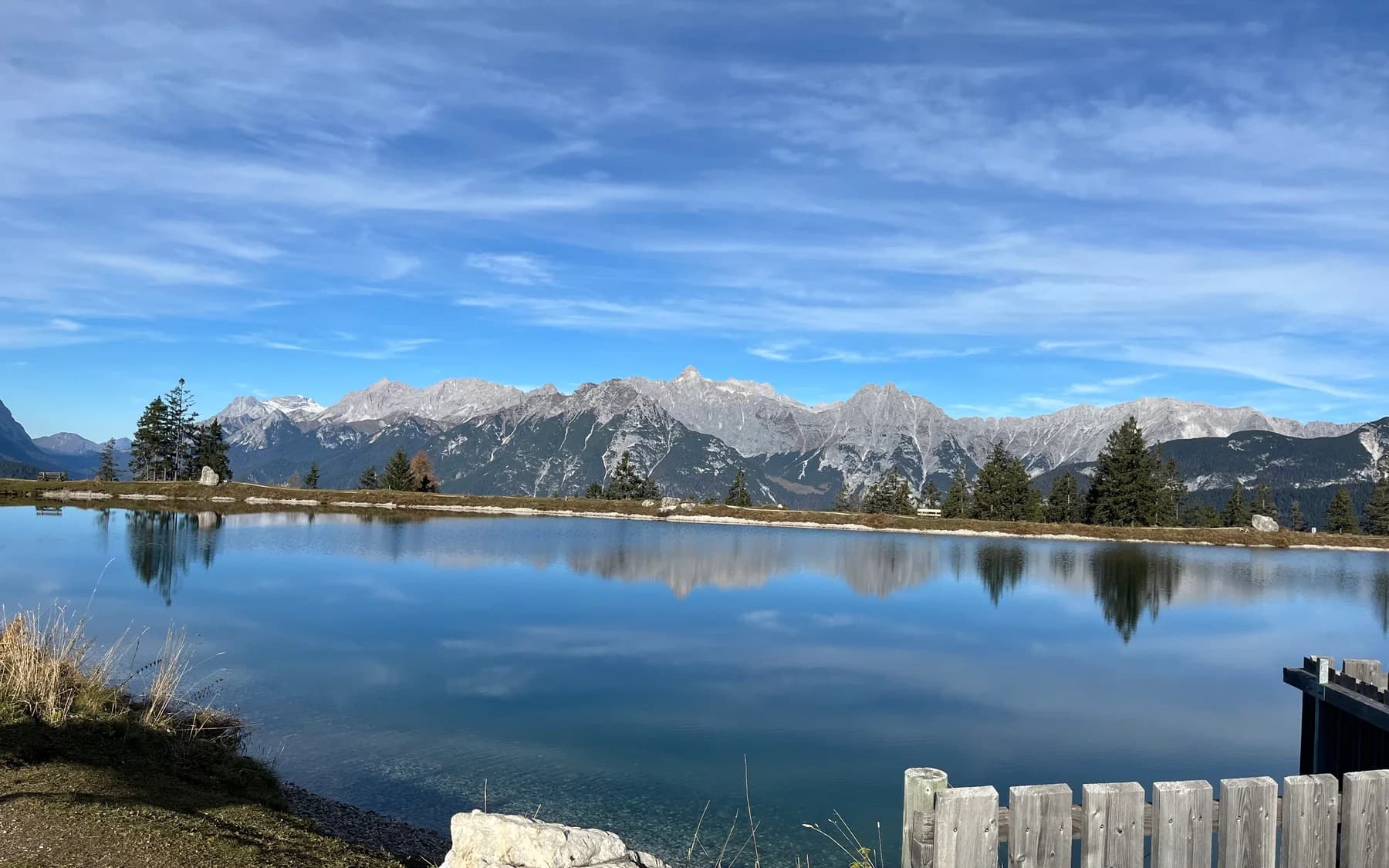 Ruhiger Bergsee als Symbol für klare Orientierung bei Bestattungskosten