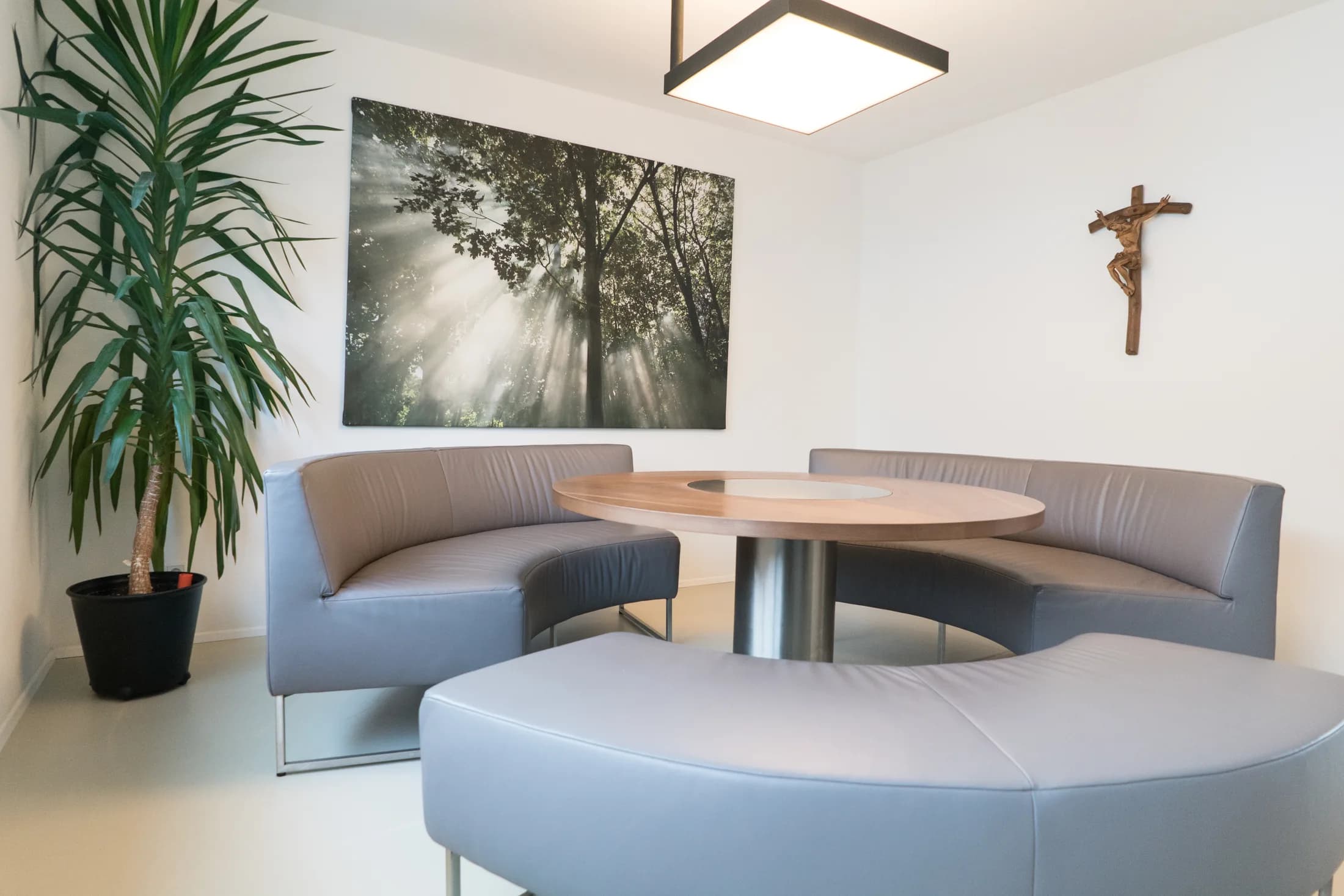 Besprechungsraum im Bestattungsinstitut Neurauter, in dem Behördenwege besprochen werden