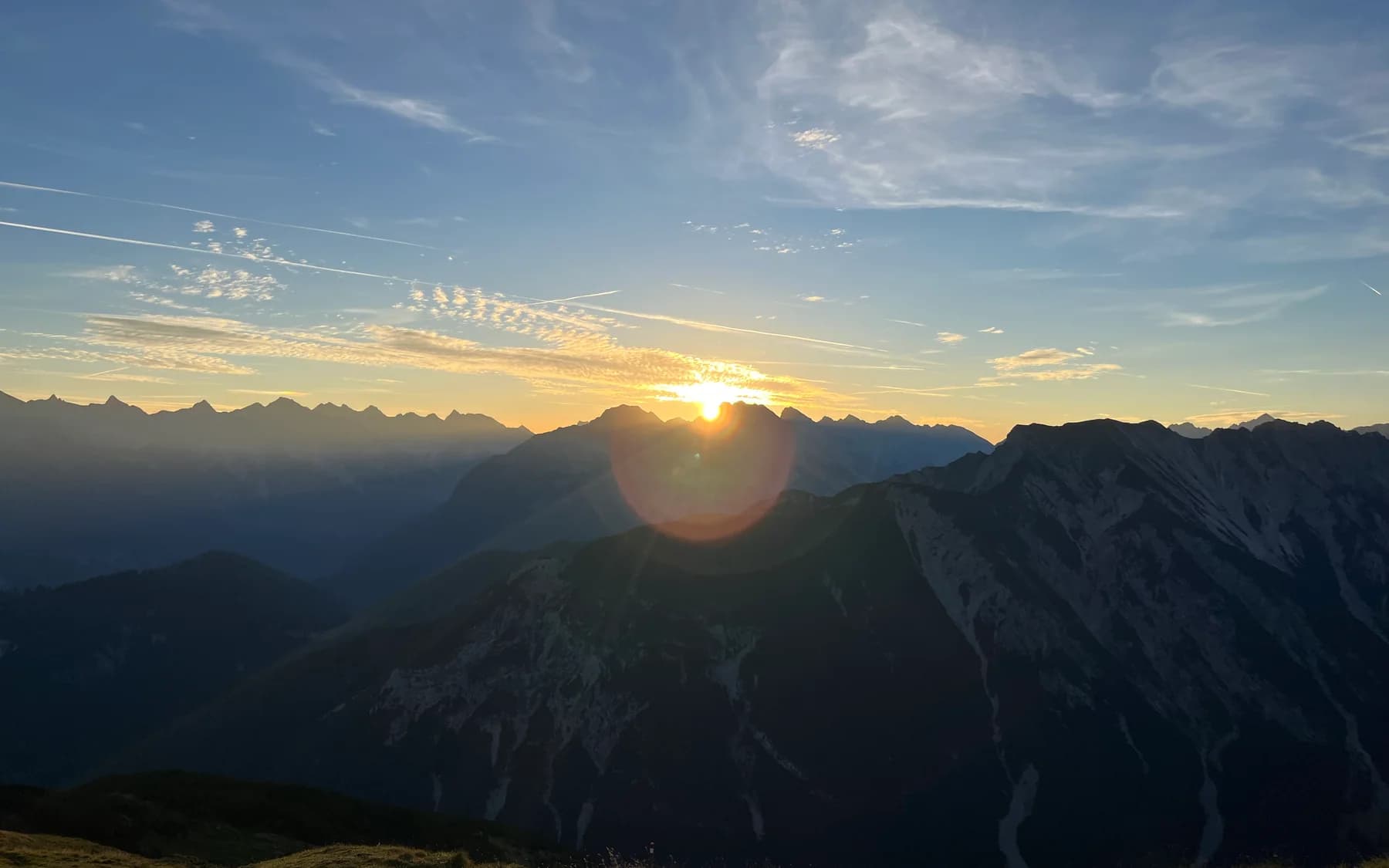 Sonnenlicht über Tiroler Bergen als Symbol für Trost und Hoffnung