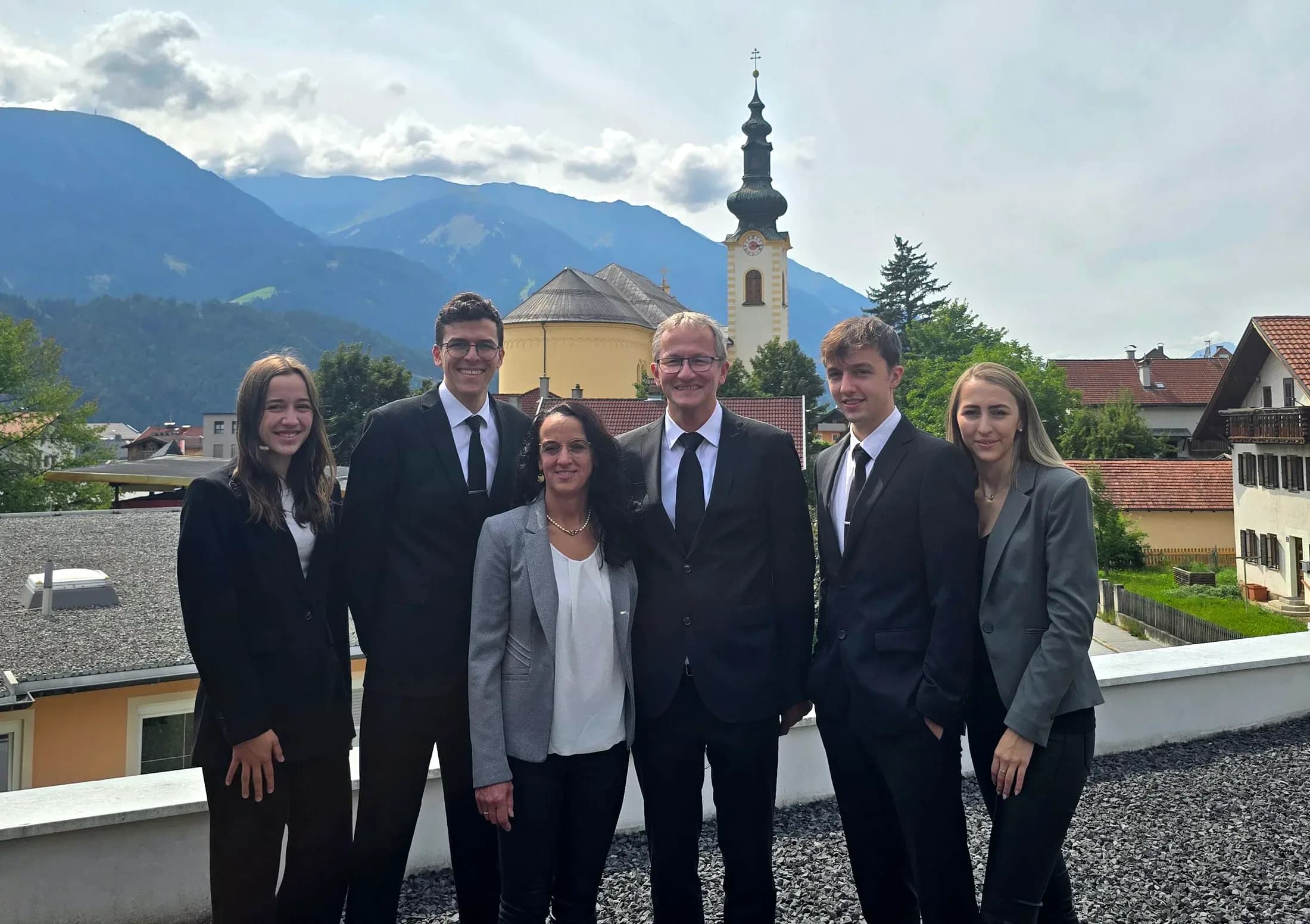 Team von Bestattungsinstitut Neurauter vor der Pfarrkirche Zirl