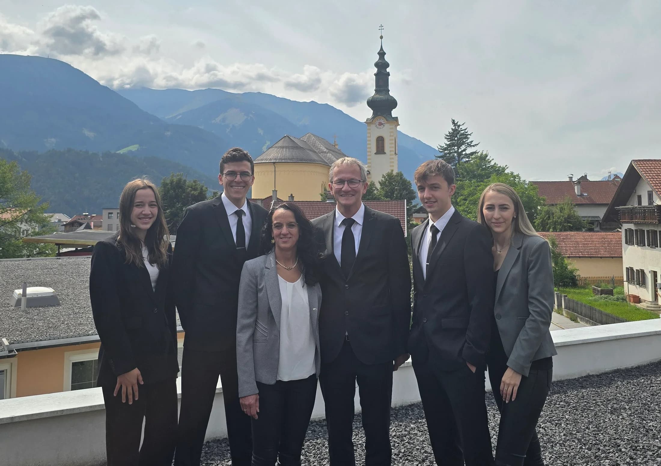 Team von Bestattungsinstitut Neurauter vor der Pfarrkirche Zirl