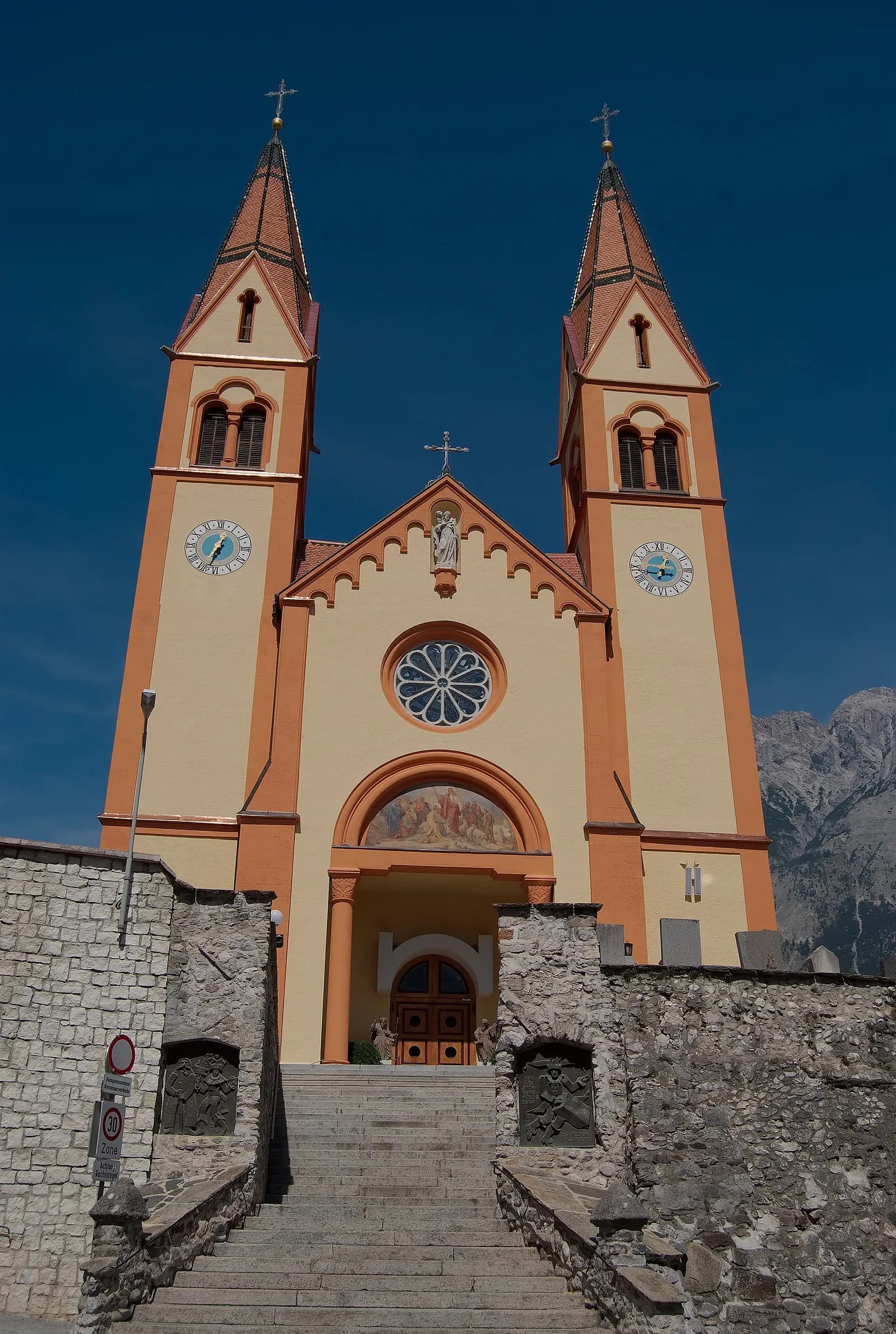 Pfarrkirche und Stadtbild Telfs