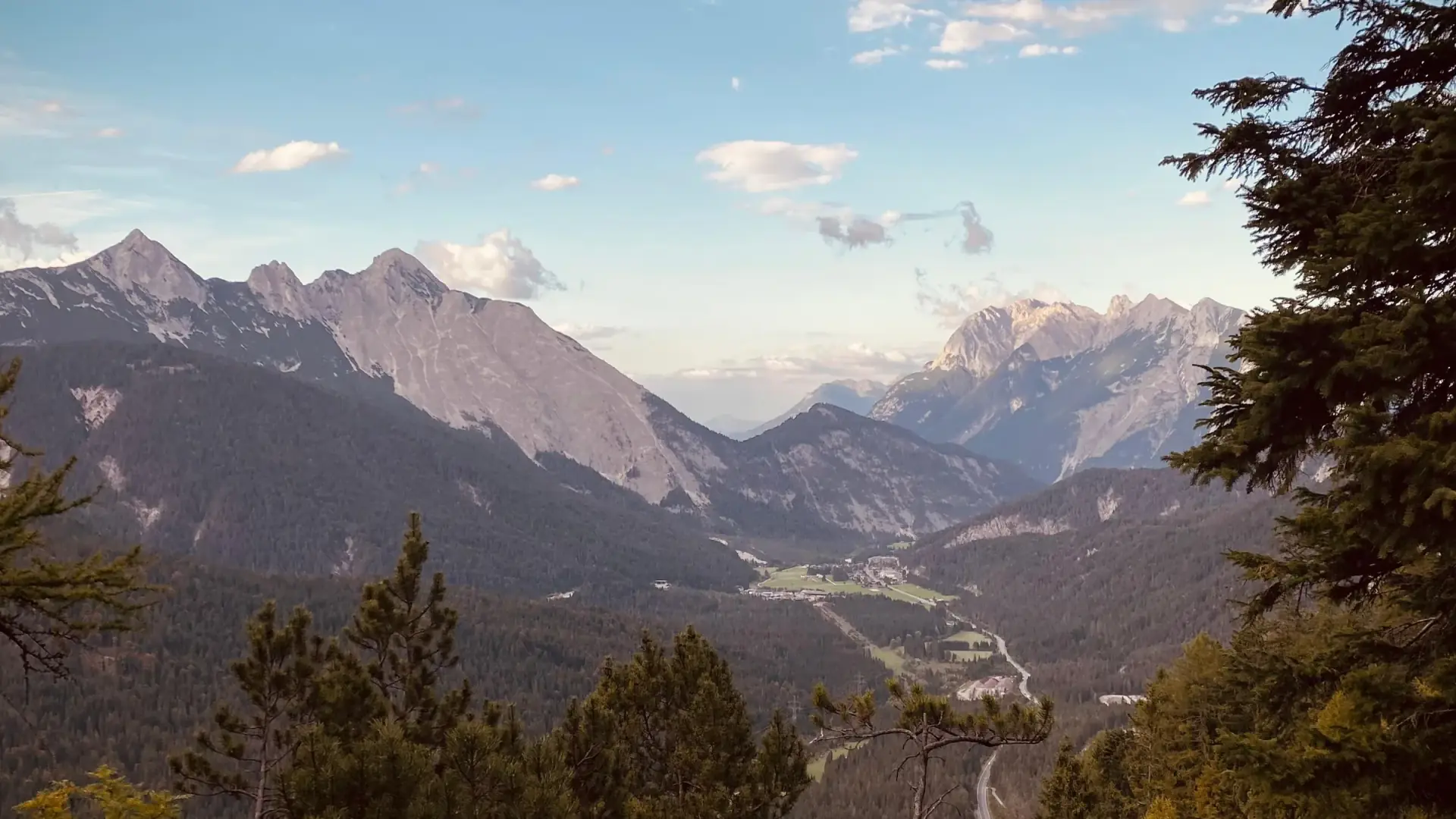 Blick über Tiroler Berge und Tal